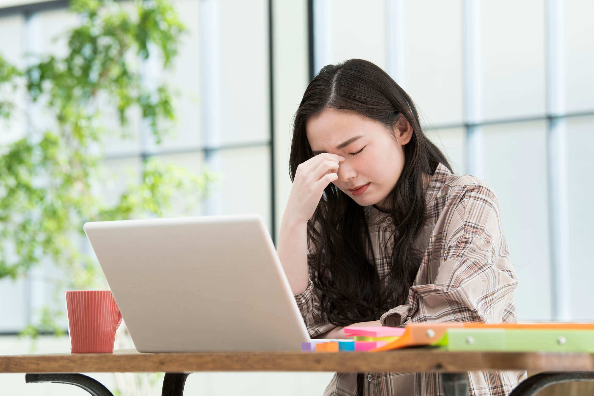 眼精疲労に進展させないために、目の疲れをこまめにケア。よくならない場合は受診を