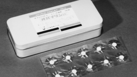 医療用医薬品「オパイリン錠」の製品写（白黒写真）