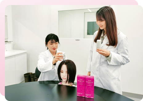 毛髪科学研究を重ねる大正製薬の研究員の画像
