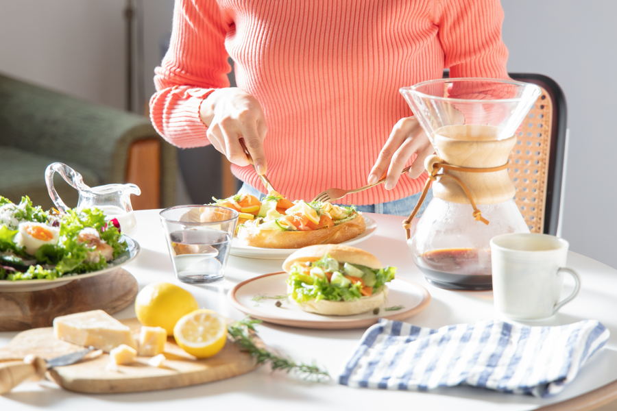 バランスの良い食事をとっている女性