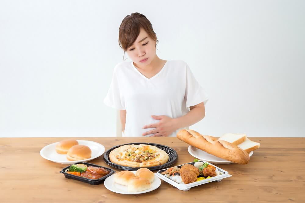 食べ過ぎは胃腸にどんな負担がかかる？