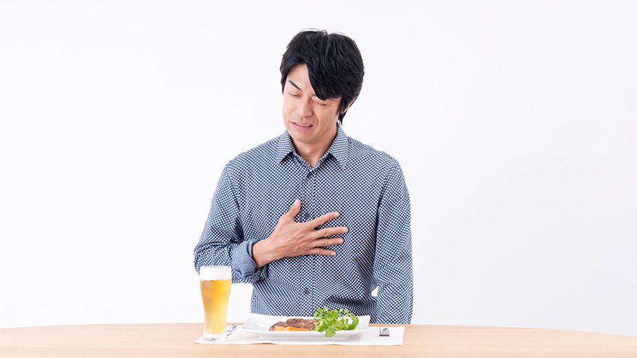 ちょっと食べただけで胃もたれ、胸やけ…これって年齢のせい？