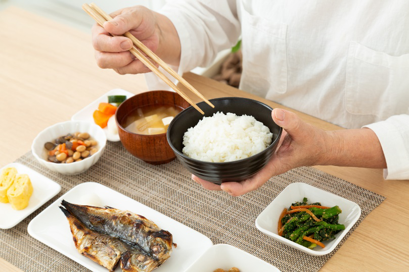 食事は、フルーツ、野菜、穀物、豆、種やオリーブオイル、魚や鶏肉を取りましょう。