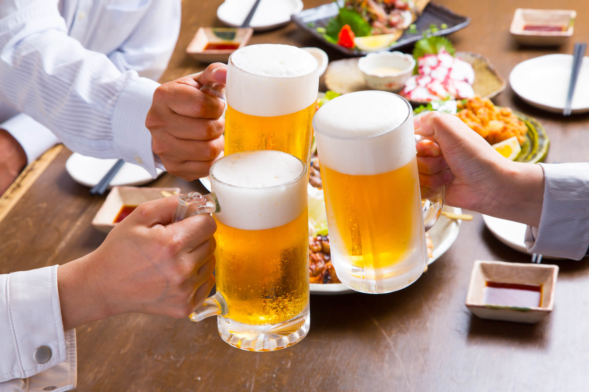 飲み会続きに要注意！中性脂肪を増やすアルコールについて解説