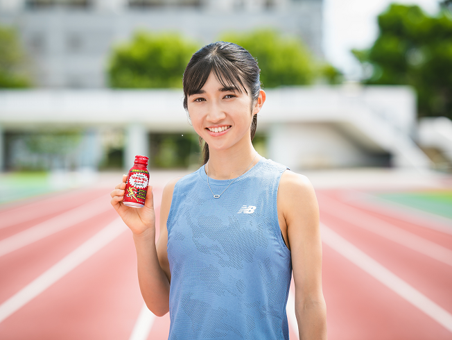 リポビタンを手に持った、世界で活躍する田中希実選手（陸上）