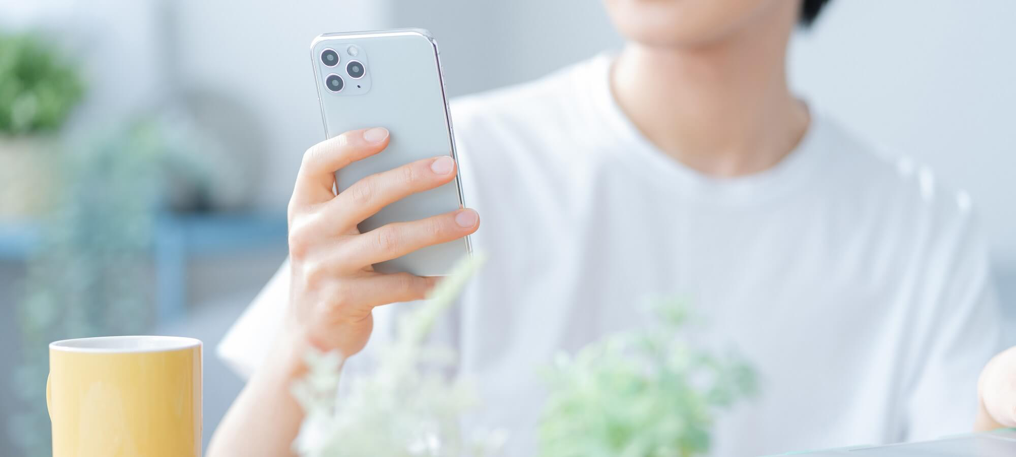 スマホの使い過ぎで生じる身体の痛み、正しい使い方やケア方法は？