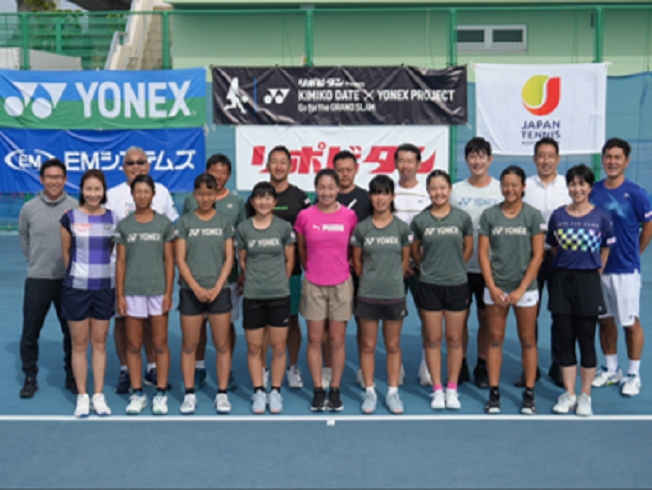 テニス©YONEX・伊達公子プロジェクトメンバー・コーチの集合写真