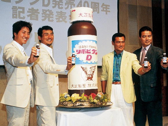 「リポビタンＤ 発売40周年 キャンペーン」記者発表会に歴代CM出演者が登場！