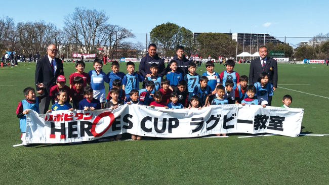 ラグビー教室後の参加した小学生による記念写真