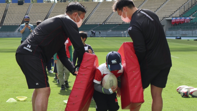 ラグビーのコーチングを受けている子供
