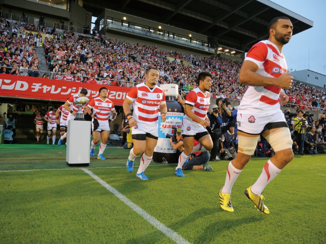 リポビタンDチャレンジカップ2015ウルグアイ戦に向けて入場する ラグビー日本代表。